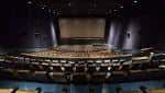 Interior del auditorio principal con butacas y pantalla en oscuridad