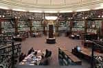 Sala circular de lectura con estanterías de madera y techo abovedado