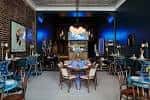 Interior del salón de eventos con mesas decoradas y ambiente elegante