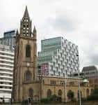 Vista exterior de la fachada histórica de la iglesia en Liverpool