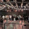 Escenario principal con luces de escenario y público en el suelo