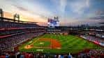 Estadio iluminado al atardecer con gradas llenas