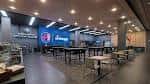 Área de catering y barra dentro del recinto de Energizer Park