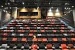 Interior del auditorio de FringeArts con butacas rojas y negras dispuestas en gradas