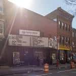 Vista exterior del Theatre of Living Arts con cartelera de eventos