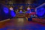 Escenario vacío del teatro con iluminación ambiental y decoración festiva