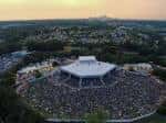 Vista aérea del Lakewood Amphitheatre durante un concierto al atardecer