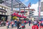 Entrada principal del complejo con letrero de Atlanta Braves y ambiente festivo