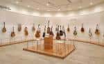 Galería circular con una colección de guitarras expuestas en las paredes