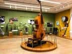 Sala de exhibición con un contrabajo como pieza central
