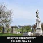 Vista general del cementerio con estatuas y lápidas bajo cielo despejado