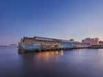 Fachada exterior del Cherry Street Pier al atardecer junto al río Delaware