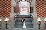 Escalinata central del edificio durante una boda en el interior