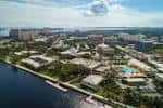 Vista aérea panorámica del campus de la Universidad de Tampa junto al río