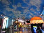 Interior del planetario con techo de cielo estrellado y exhibición espacial