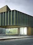 Detalle arquitectónico de la fachada moderna del museo