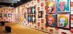 Interior con exhibición de obras icónicas de Marilyn Monroe