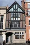 Fachada histórica del pub Cock & Hoop con arquitectura Tudor