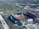 Vista aérea del Raymond James Stadium en Tampa, mostrando su estructura exterior y alrededores