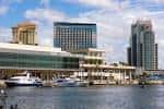 Vista exterior del Tampa Convention Center desde el puerto con edificios modernos al fondo