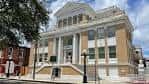 Vista exterior diurna del edificio histórico El Círculo Cubano