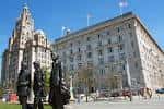 Exterior del Cunard Building junto a las estatuas de los Beatles y el Royal Liver Building