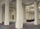 Interior del hall principal con columnas clásicas y techos altos, ideal para eventos