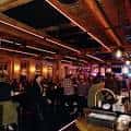 Interior del local Zhora Darling con ambiente festivo y luces cálidas