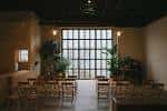 Sala de eventos en Mother Co. Minneapolis con mesas y plantas decorativas