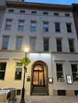 Fachada exterior del Philadelphia Ethical Society al atardecer