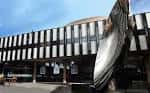 Vista exterior del Nottingham Playhouse con su distintiva fachada moderna y escultura