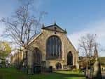 Vista exterior del Greyfriars Kirk con su fachada de piedra y cementerio histórico