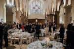 Recepción de boda en el interior del Greyfriars Kirk con mesas decoradas
