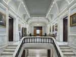 Interior del vestíbulo principal con escalera de mármol y techos ornamentados