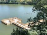 Plataforma flotante en el lago frente al centro, ideal para actividades acuáticas o eventos al aire libre