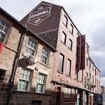 Fachada exterior del Electric Studios en Sheffield con letrero visible