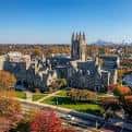 Vista aérea del campus de Saint Joseph's University con edificios góticos y jardines en otoño
