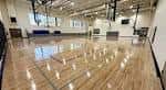 Pista de baloncesto interior del Kingsley Association con suelo de madera pulida