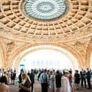 Evento social en el atrio circular con cúpula ornamental