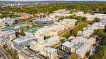 Vista aérea del campus con múltiples edificios blancos rodeados de árboles
