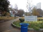 Entrada de Hurt Park con letrero y sendero peatonal