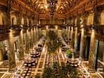 Gran salón del Carnegie Museum of Art decorado para una recepción elegante
