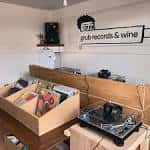 Interior de Grub Records & Wine con vinilos y equipo de DJ