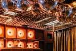 Interior del salón de baile con techo decorado y luces disco
