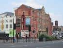 Fachada histórica del edificio principal del Custard Factory en Birmingham