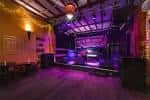 Espacio del evento con iluminación ambiental y escenario