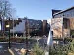 Vista exterior del Midlands Arts Centre en Cannon Hill Park con arquitectura moderna y entorno natural