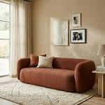 Sofá de tela color terracota en un salón moderno con decoración minimalista
