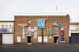 Fachada exterior del edificio de Eastside Projects con murales artísticos