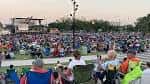 Concierto al aire libre en Julian B. Lane Riverfront Park con gran audiencia y escenario iluminado